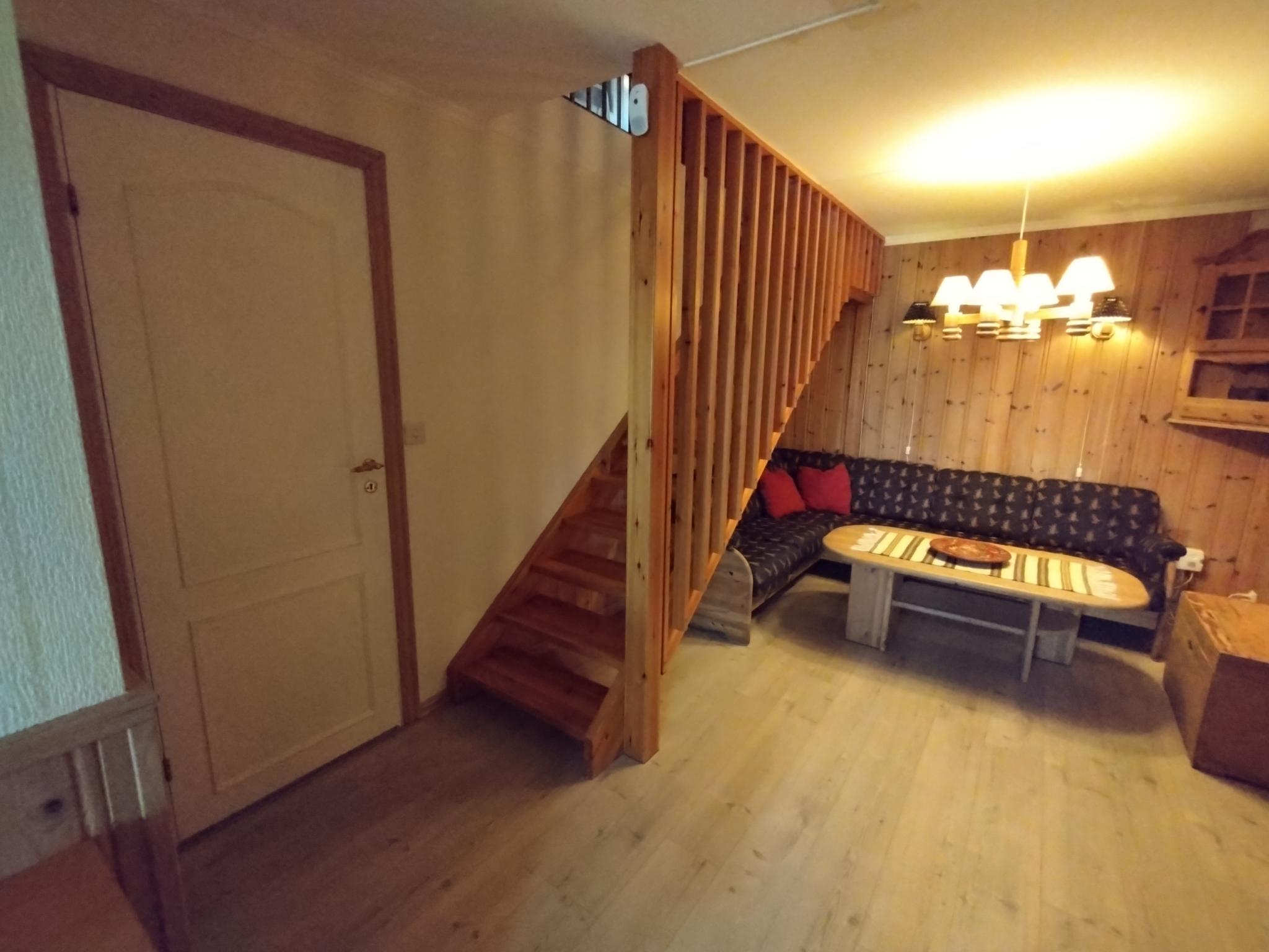 Hjørnesofa i peisestua, trapp opp til meg og dør inn til "firkanten"